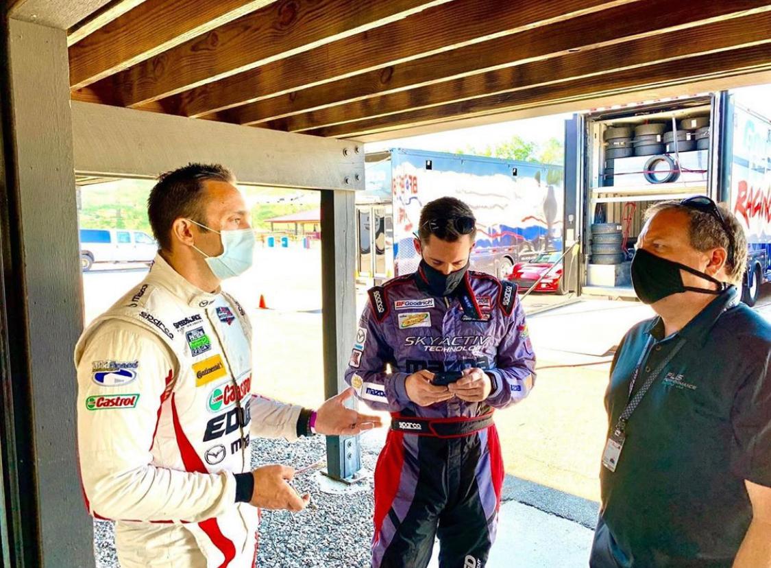 Debriefing with the team between test sessions, with masks, of course!